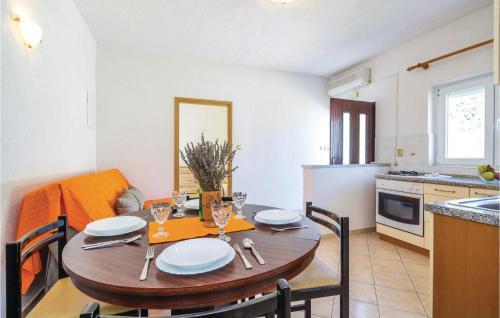Two-bedroom Apartment Supetarska Draga 04