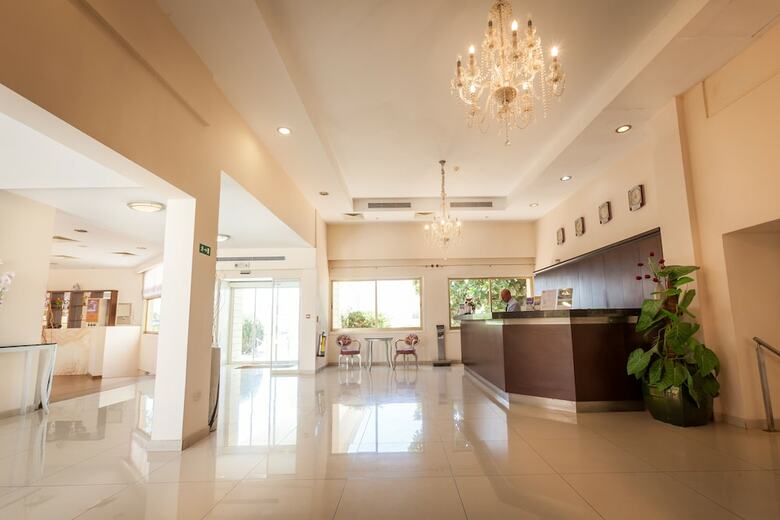 Hotel Crown Resorts Henipa