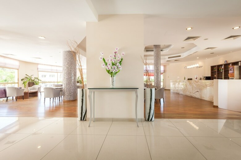 Hotel Crown Resorts Henipa