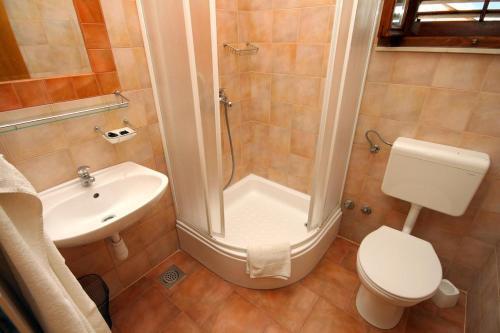 Apartments With A Parking Space Jelsa (hvar) - 8765