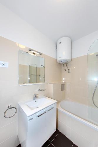 Bay Bridge Center Apartment 1