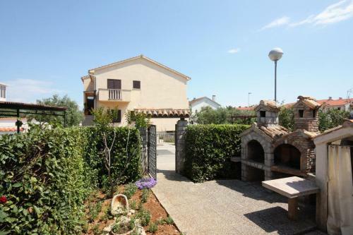 Apartments With A Parking Space Krk - 418