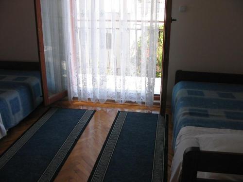Apartments By The Sea Rogoznica - 9127