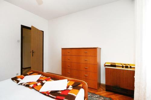 Apartments With A Parking Space Novi Vinodolski - 5525