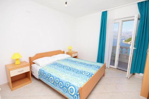 Apartment Pucisca 5625a