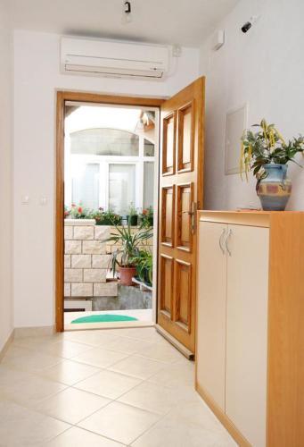 Apartment Pucisca 5625a