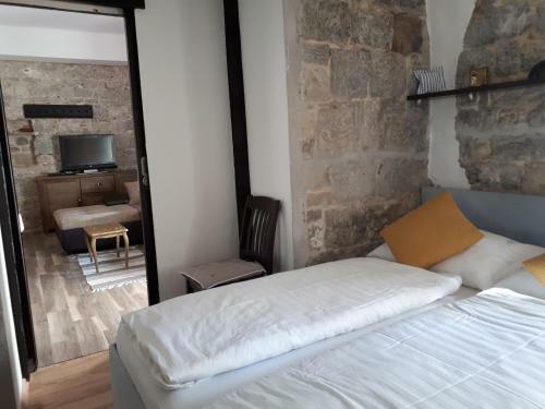Hostal Elena Rooms