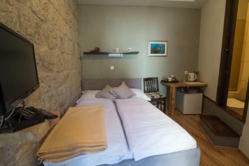 Hostal Elena Rooms