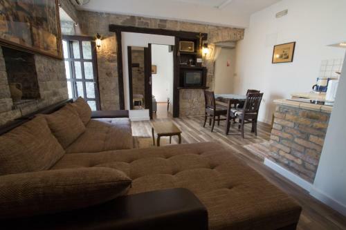 Hostal Elena Rooms
