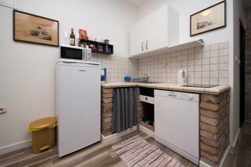 Hostal Elena Rooms