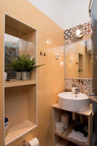 Hostal Elena Rooms