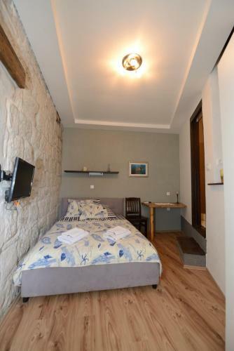 Hostal Elena Rooms