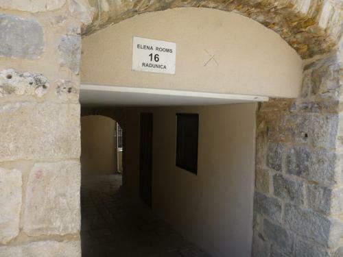 Hostal Elena Rooms