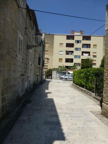Hostal Elena Rooms