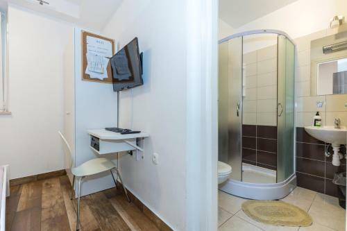 Apinelo Hostel & Apartments