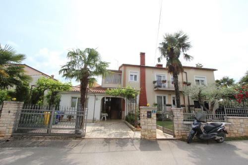 Hostal Apartments Villa Buric