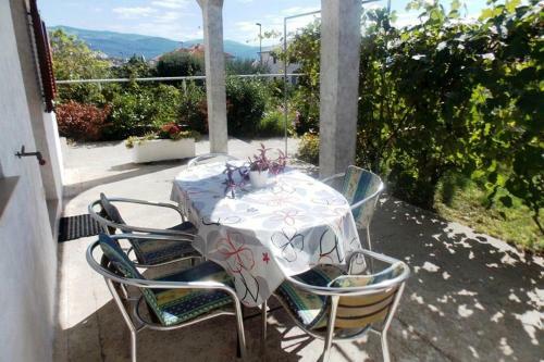 Apartments With A Parking Space Novi Vinodolski - 5600