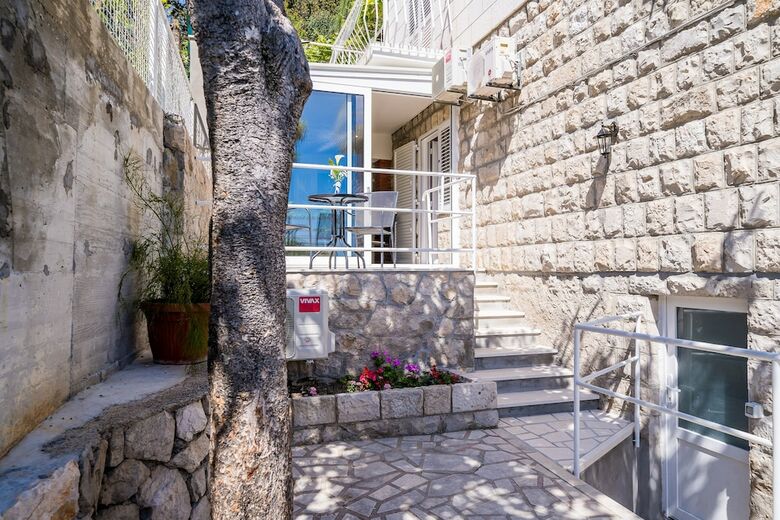 Hostal Guest House Vila Nina