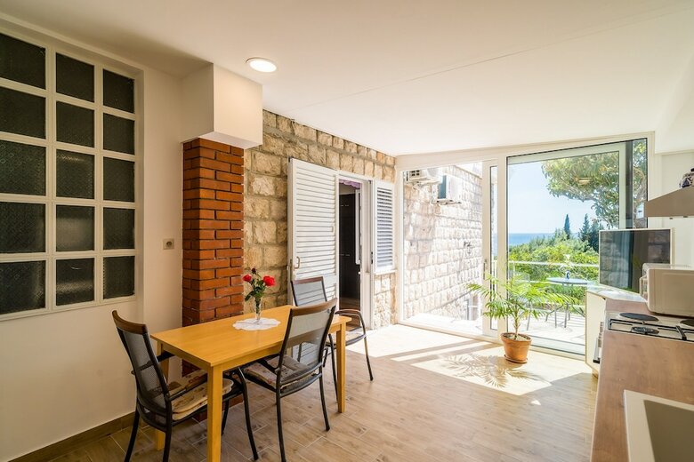 Hostal Guest House Vila Nina