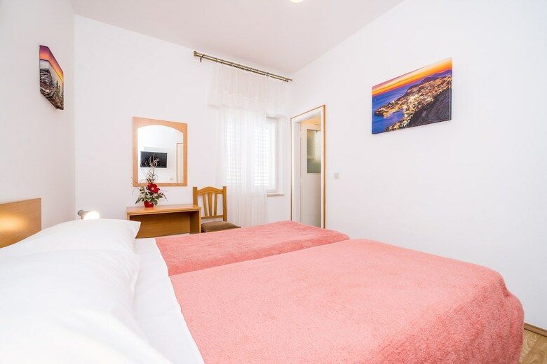 Hostal Guest House Vila Nina