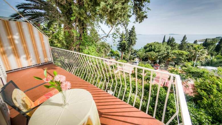 Hostal Guest House Vila Nina