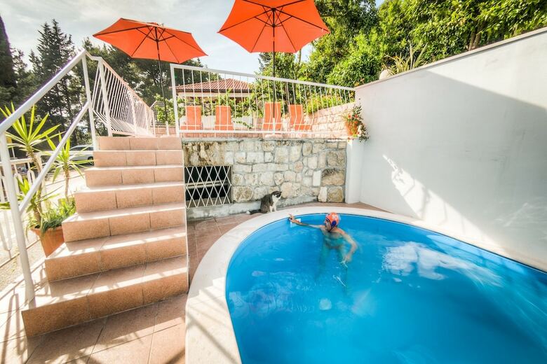 Hostal Guest House Vila Nina