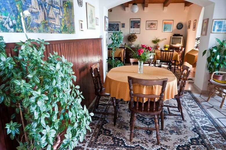 Hostal Guest House Vila Nina