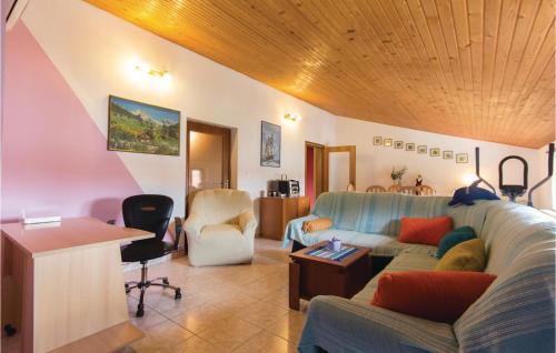 Three-bedroom Apartment Pula With A Fireplace 02
