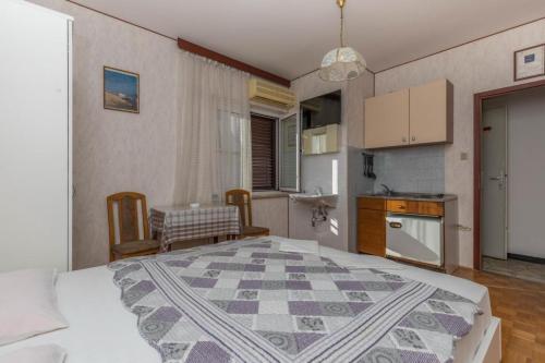 Apartments And Rooms With Parking Space Crikvenica - 5492