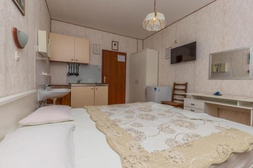 Apartments And Rooms With Parking Space Crikvenica - 5492
