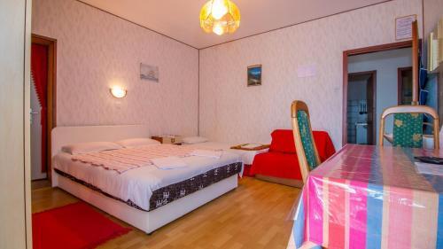 Apartments And Rooms With Parking Space Crikvenica - 5492