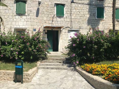 Hostal Nirvana Rooms & Apartments