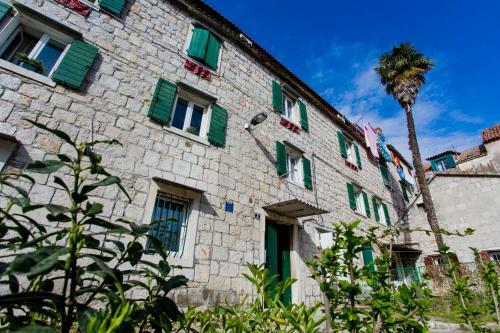 Hostal Nirvana Rooms & Apartments