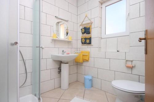 Apartments And Rooms With Parking Space Makarska - 6834