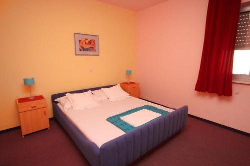 Apartments And Rooms With Parking Space Makarska - 6834