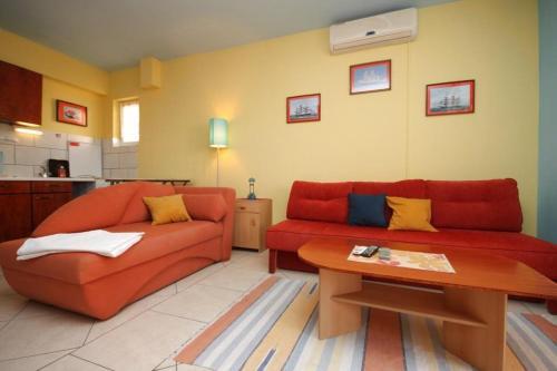 Apartments And Rooms With Parking Space Makarska - 6834