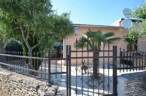Apartments Kiki Banjole