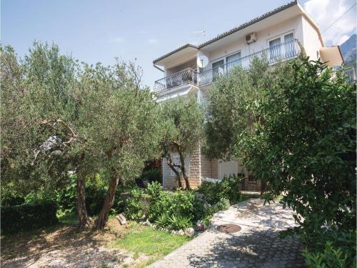 Two-bedroom Apartment Makarska 05