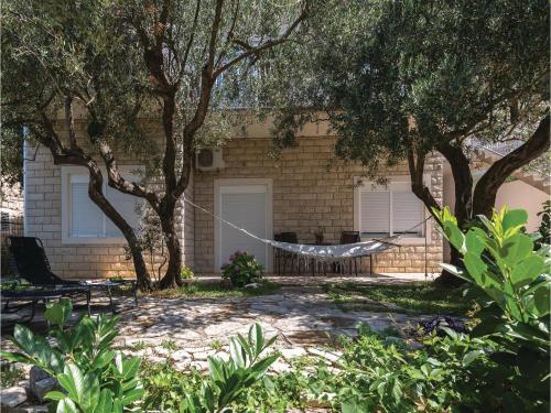 Two-bedroom Apartment Makarska 05