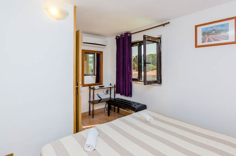 Apartments & Rooms Mihajica