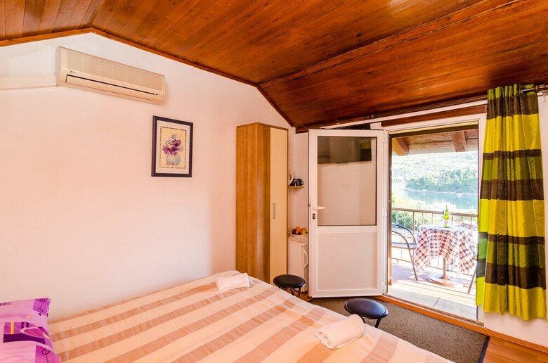 Apartments & Rooms Mihajica