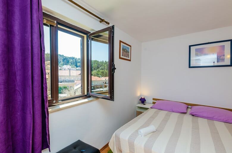 Apartments & Rooms Mihajica