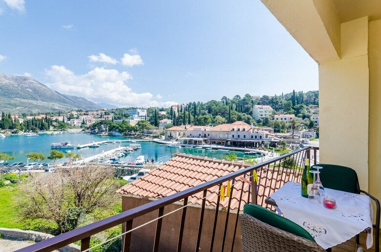 Apartments & Rooms Mihajica