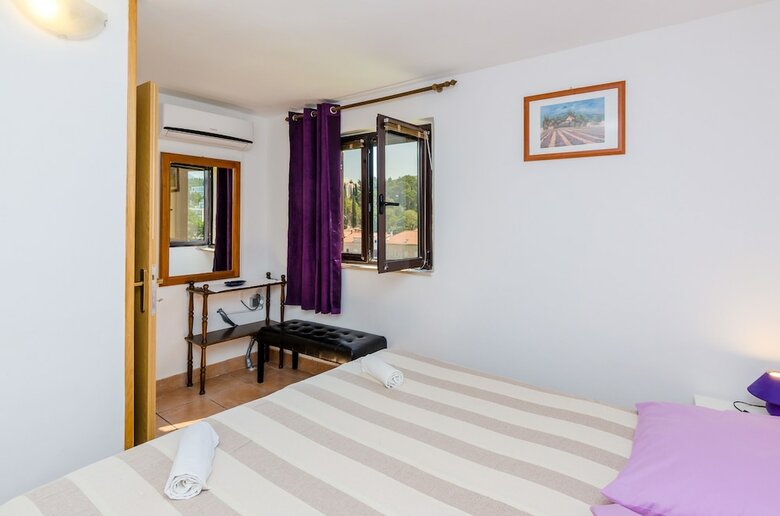 Apartments & Rooms Mihajica