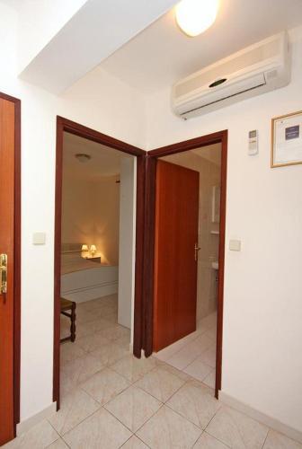 Apartments With A Parking Space Barbat (rab) - 4962
