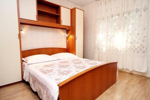 Apartment Arbanija 6062a