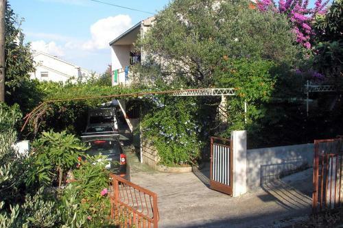 Apartment Arbanija 6062a