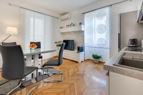 Central Palace Apartment