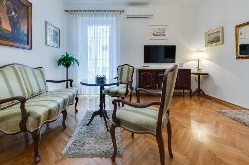 Central Palace Apartment