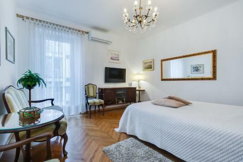Central Palace Apartment